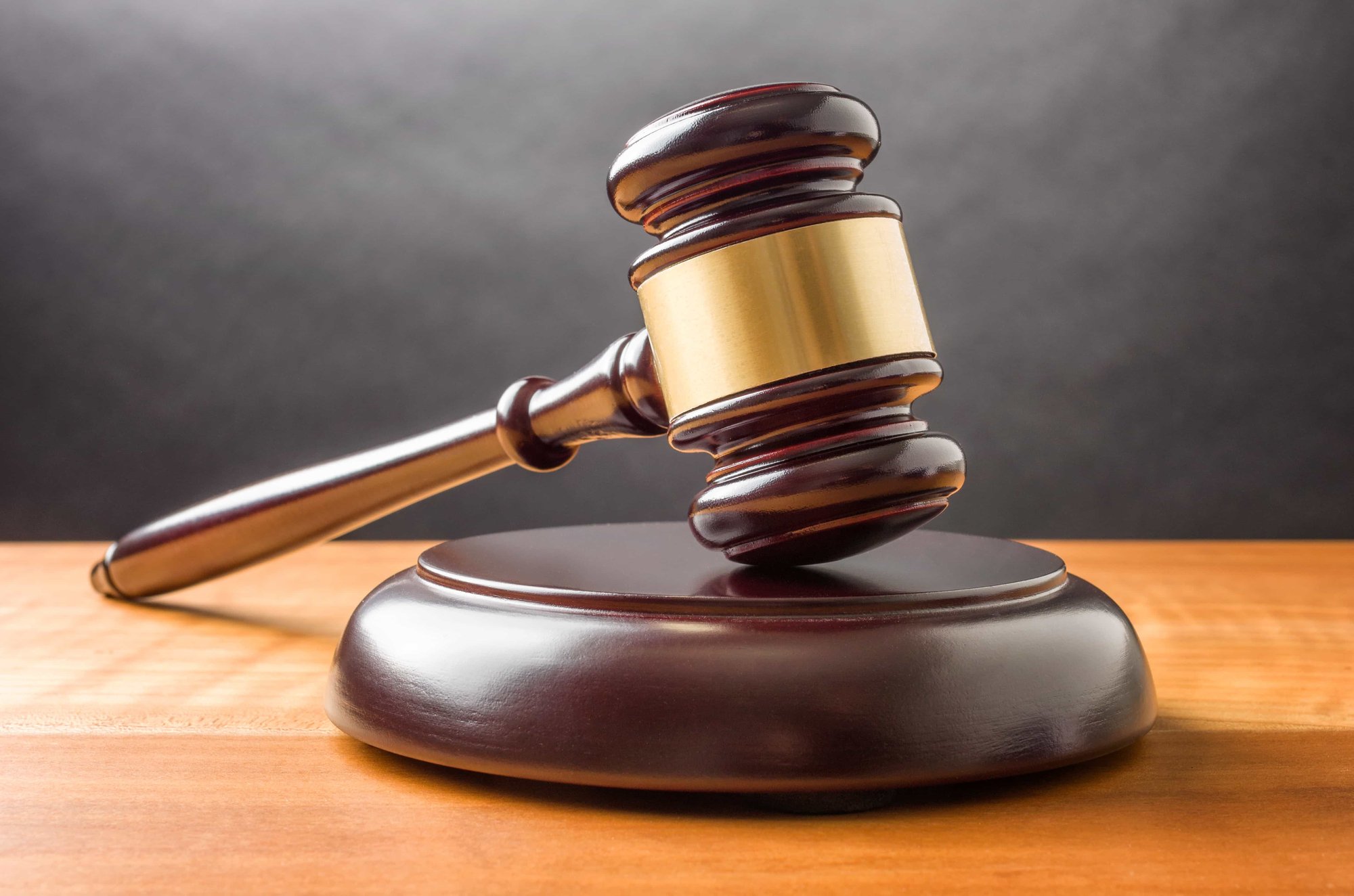 न्याय के प्रतीक का लकड़ी का हथौड़ा