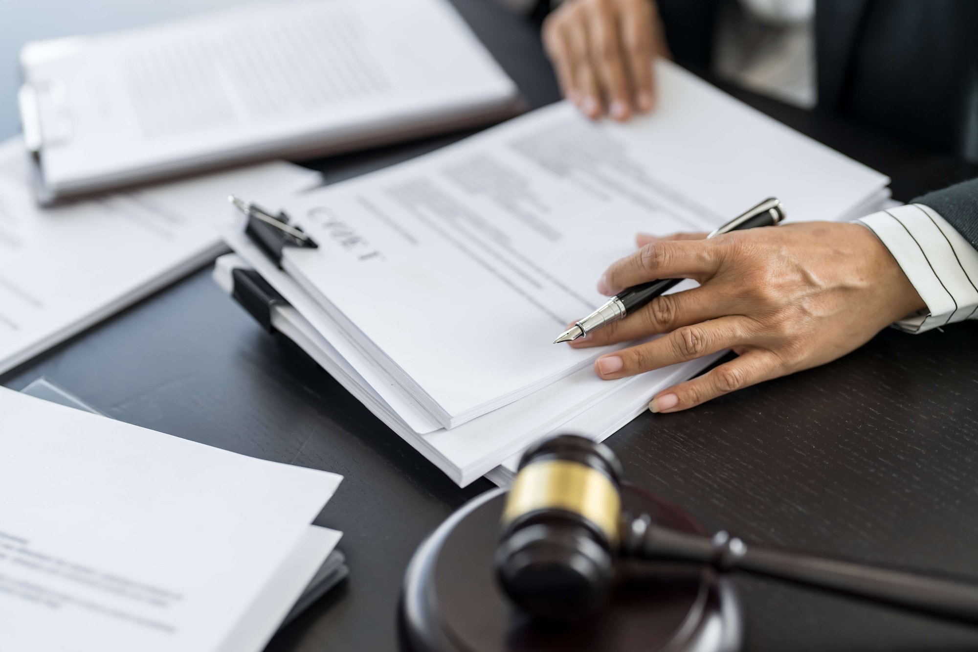 वकील कानूनी दस्तावेजों की जांच कर रहा है