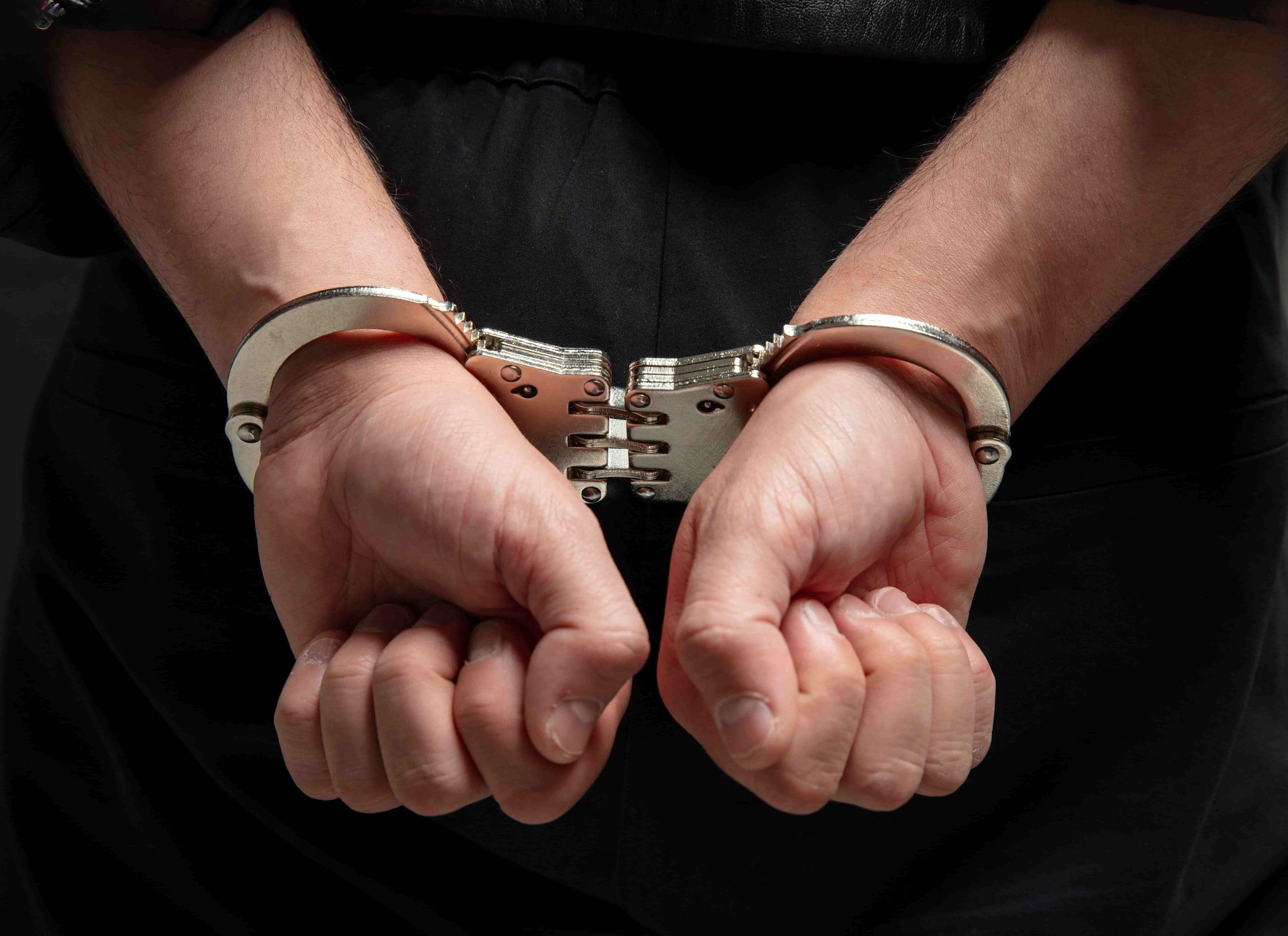 हथकड़ी पहने एक महिला का क्लोज-अप