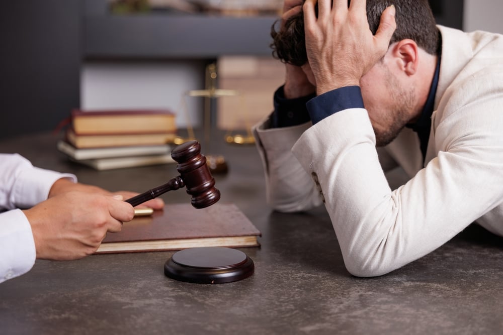 वकील से मिलने वाला आदमी चिंतित