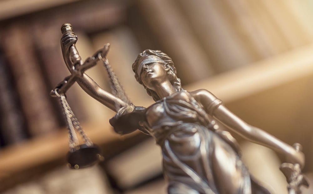 न्याय की मूर्ति का क्लोजअप